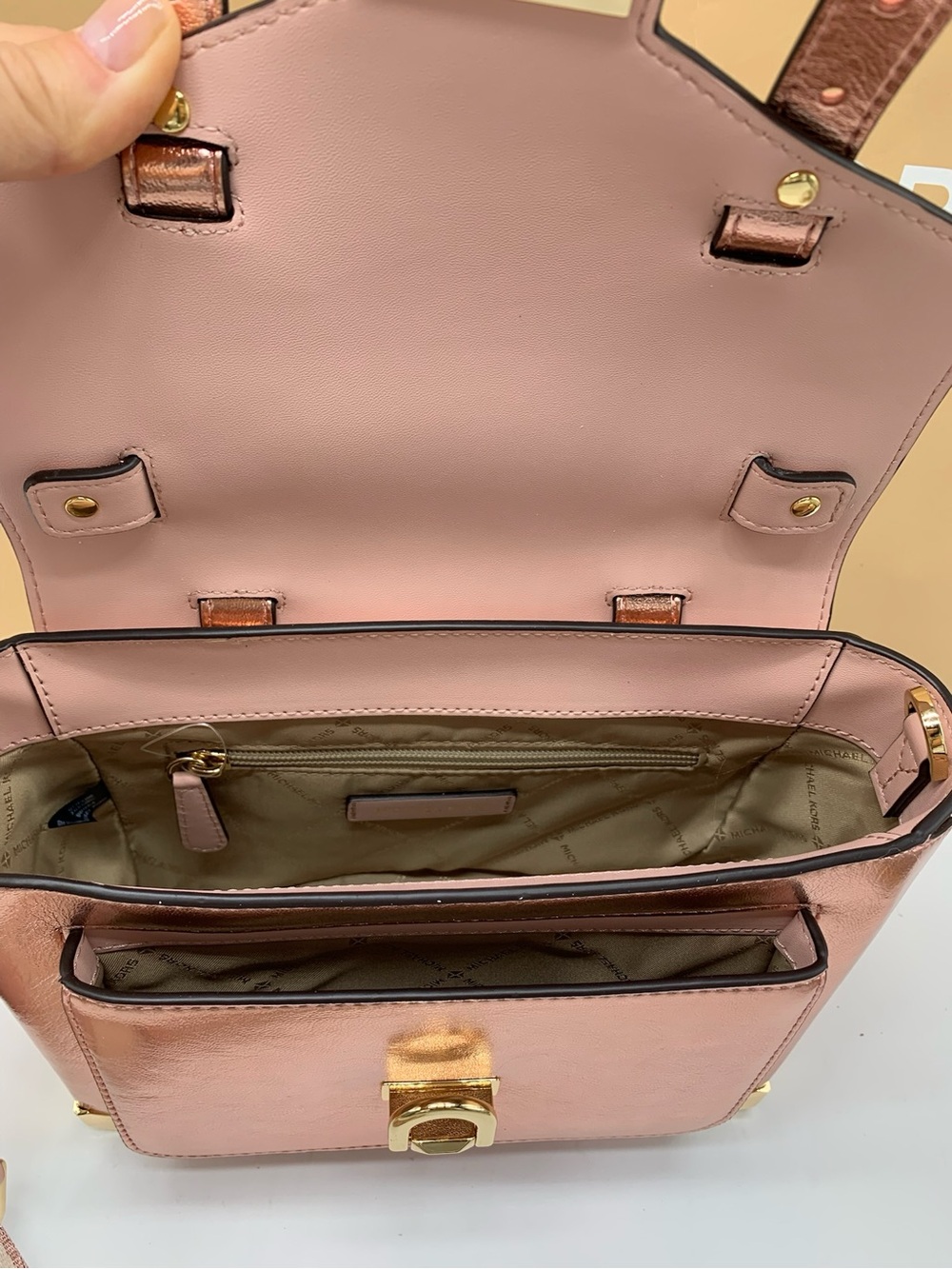 MICHAEL KORS
Manhattan Medium Top
Hand School Patent Satchel Primrose color - Picture 12 of 14